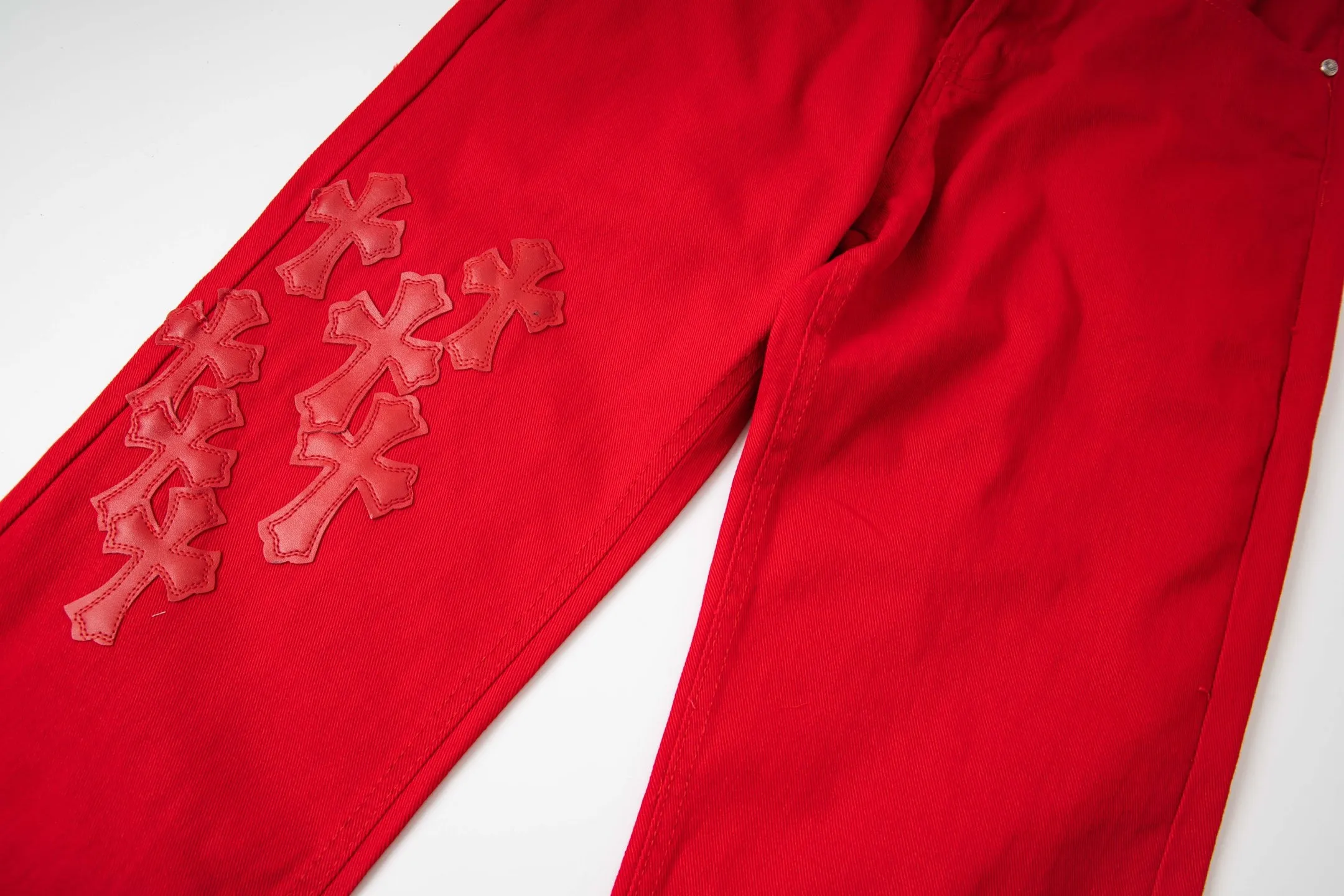 P260 CHROME HEARTS 25ss dopamine Chinese red cross leather washed jeans - Full of exploring the ultimate in fashion, Chrome Hearts' new Chrome Hearts pants not only present a unique style, but the fresh ice blue color looks particularly youthful and energetic. The mid-high waist design is paired with a lazy and casual style, which not only shows long legs but also maintains a casual feel. It is a must-have fashion choice for trendy men and trendy women. Style No.: 1789 Color: Dopamine Red Size: 28 30 32 34